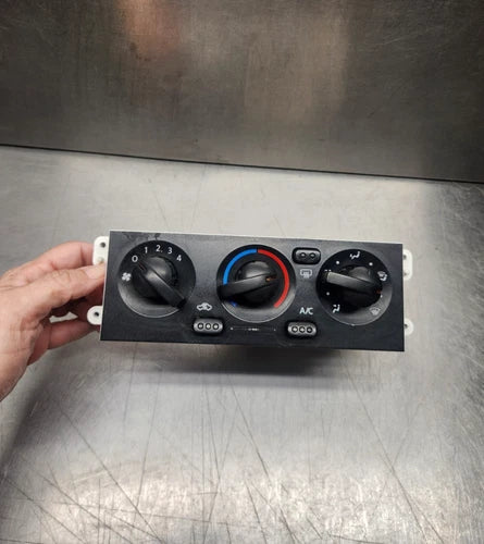 Nissan Xterra Frontier Dash HVAC Climate Control (2002) – Genuine OEM