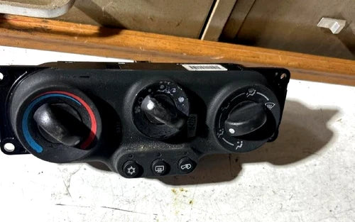 Chevrolet Equinox A/C Temperature Heater Climate Control Used (2005) – HVAC Replacement Part