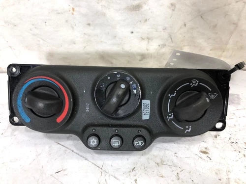 Chevrolet Equinox A/C Temperature Heater Climate Controls (2005) – HVAC Replacement Part