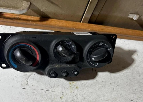 Chevrolet Chevy Equinox Manual HVAC Climate Control (2005) – Genuine OEM