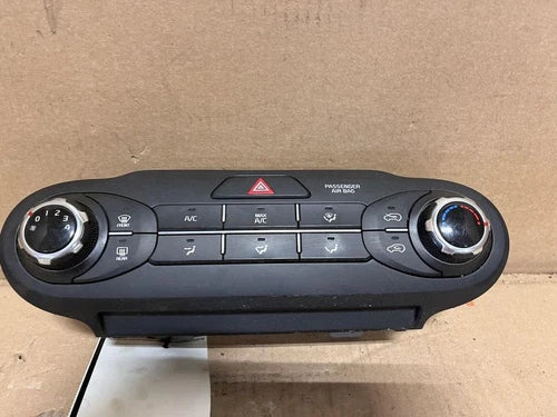 Kia Sorento Front Manual HVAC Climate Control (2019) – Genuine OEM