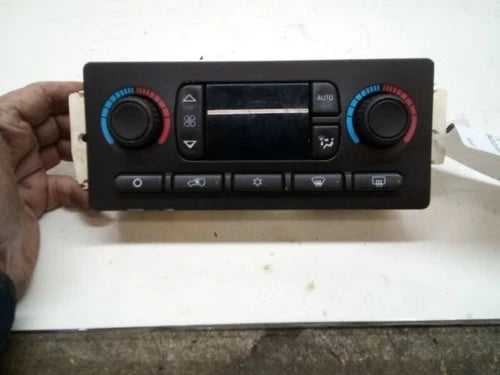 Cadillac Escalade Dash Mounted A/C Heat Climate Control (2003–2004) – Genuine OEM