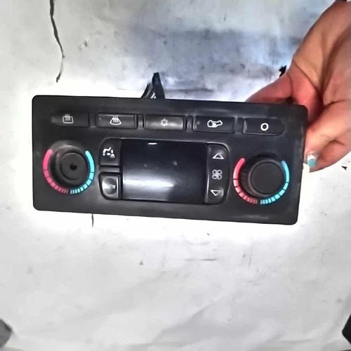Chevy Suburban 1500 Climate HVAC Climate Control (2005–2006) – Genuine OEM
