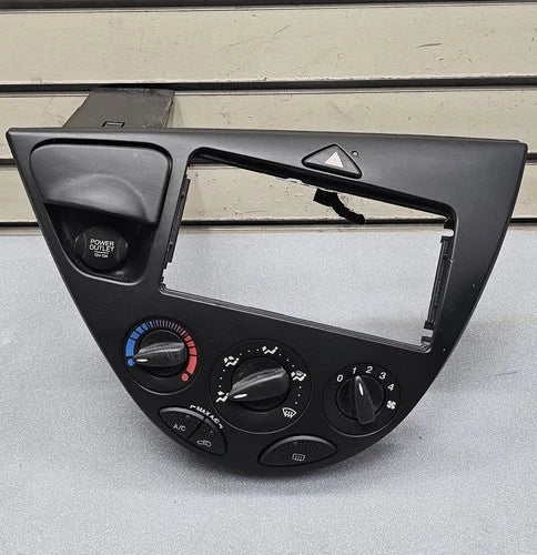 Ford Focus Climate Control With Radio Dash Bezel (2000–2004) – Genuine OEM