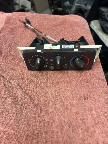 Saturn ION temperature climate controls w/ cables 15208640 (2006–2007) – Genuine OEM