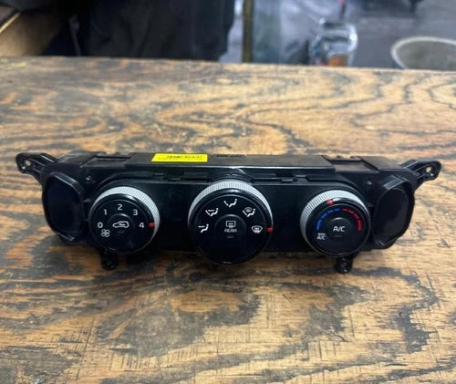 Kia Soul A/C Heater Climate Manual Temperature Control Gasoline (2017–2019) – Genuine OEM