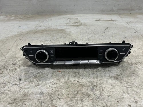 Audi Q5 Front Automatic Temperature Controller (2022) – Genuine OEM
