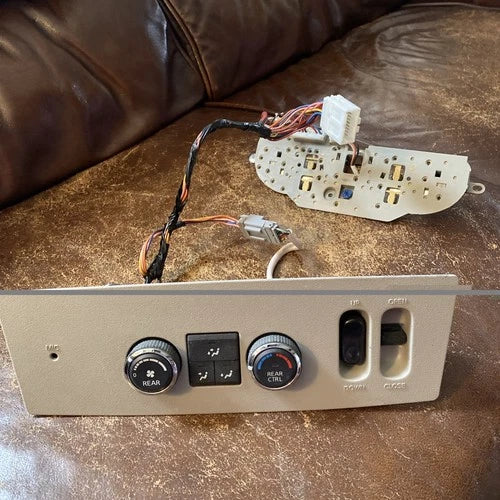 Infiniti QX56 Roof Console A/C Climate Control Unit L0120535 (2008–2010) – Genuine OEM